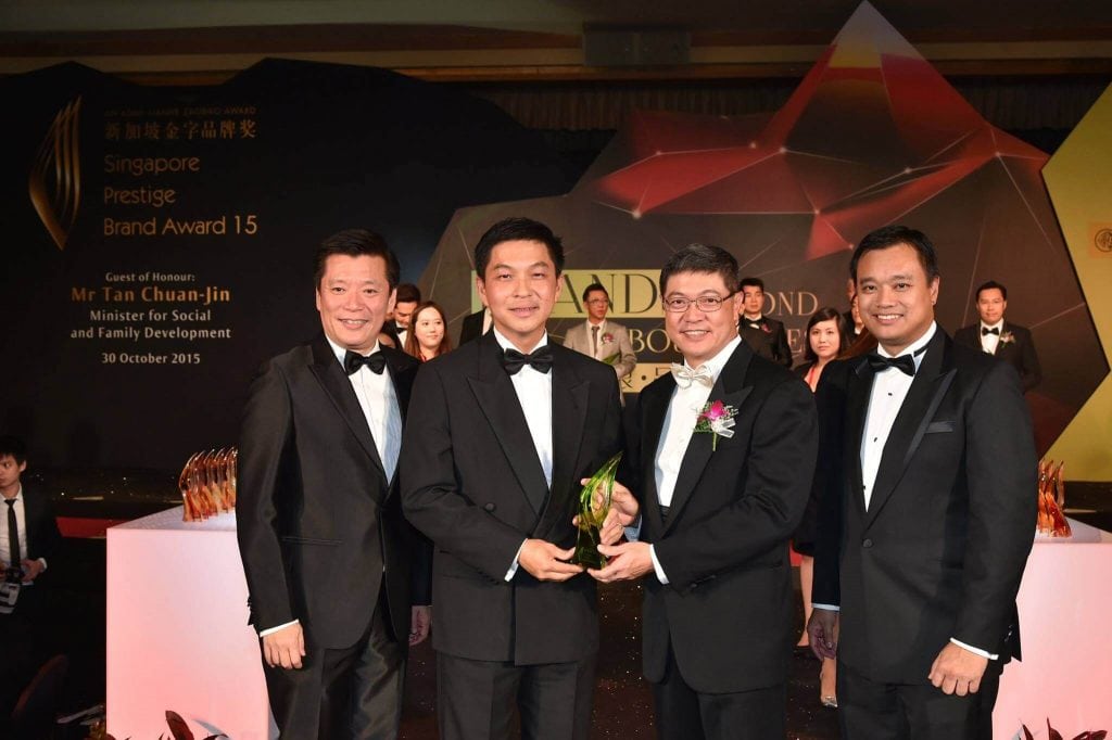 T32 DENTAL CENTRE ANNOUNCES NEW PARTNERSHIP WITH HONG KONG GROUP TO DELIVER HIGHEST LEVEL OF DENTAL CARE ACROSS ASIA PACIFIC - 3 T32 Dental Staff receiving award from Tan Chuan Jin